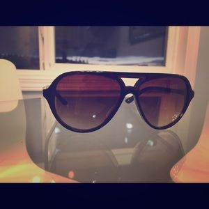 Oscar de la Renta sunglass